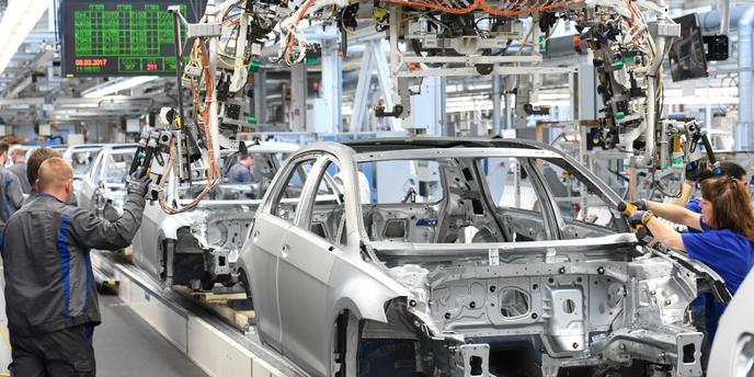 Chaîne de production automobile dans l’usine de Volkswagen à Wolfsburg, le 9 mars 2017.