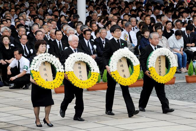 Le maire de Nagasaki, Tomihisa Taue (au centre à droite), avec d’autres représentants, rend hommage aux victimes du 9 août 1945.