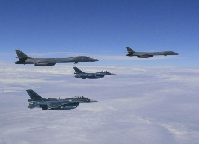 Image, diffusée le 8 août par le ministère de la défense japonais, de manœuvres aériennes conjointes avec les Etats-Unis.