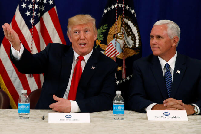 Donald Trump et le vice-président Mike Pence (à droite) devant des reporters après un briefing sur la sécurité nationale, au golf Trump National de Bedminster dans le New Jersey, le 10 août.