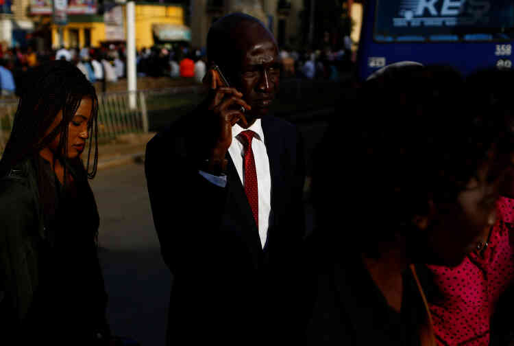 Un homme se promène dans le quartier d’affaires de Nairobi, le 7 décembre 2016.