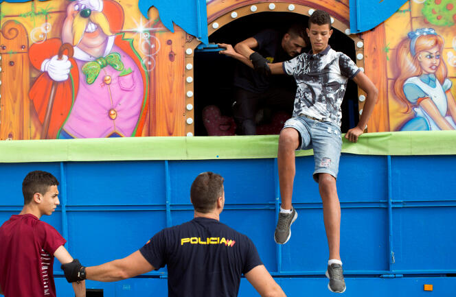 Des migrants cachés dans un camion de fête foraine sont arrêtés à Ceuta, le 7 août.