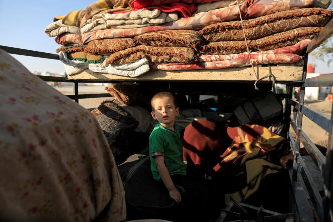 Une famille fuit la ville de Deir Ezzor pour se réfugier au campement d’Aïn Issa, au nord de Rakka, le 12 août.