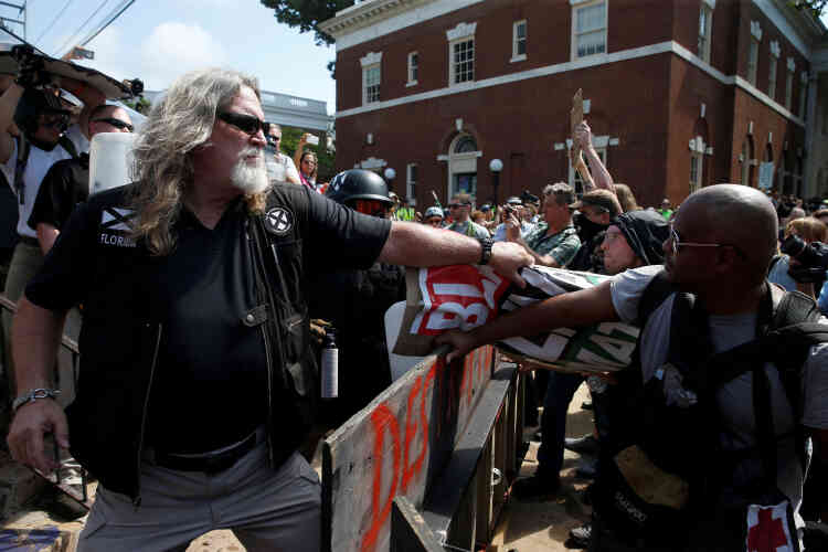 Face-à-face entre un suprémaciste blanc (à gauche) et un antiraciste (à droite) durant les manifestations de Charlottesville.