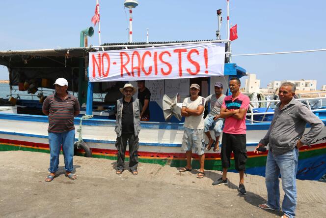 Des pêcheurs de Zarzis manifestent contre une éventuelle arrivée du C-Star dans ce port tunisien, le 6 août.