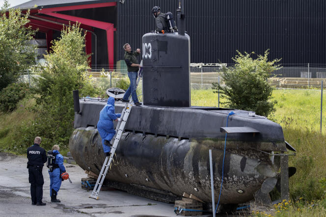 La police danoise inspecte le sous-marin « UC3 Nautilus », à  Copenhague (Danemark), le 13 août.