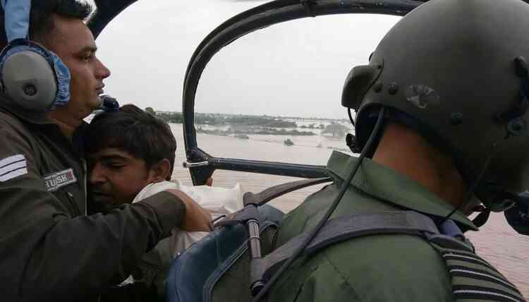Une image diffusée par le ministère indien de la défense. Un homme ayant besoin d’une dialyse rénale est transporté par hélicoptère au village d’Abiyana, dans le district de Patan, à environ 220 kilomètres d’Ahmedabad.