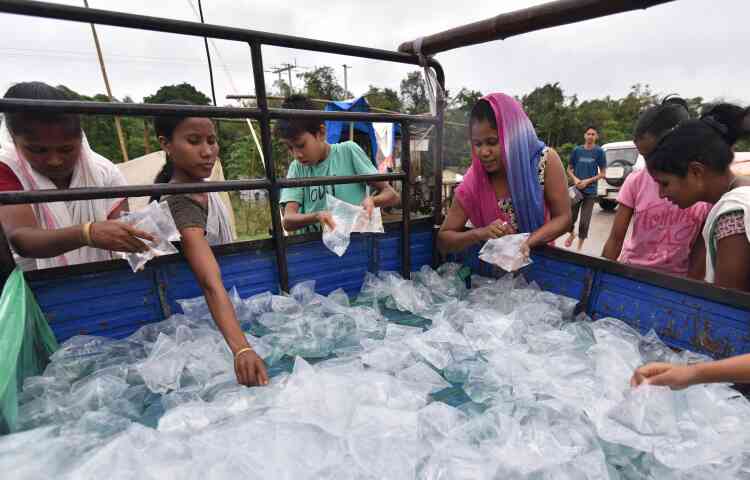 Des villageois s’approvisionnent en eau potable dans le district de Lakhimpur, à environ 380 kilomètres de Guwahati dans le nord-est de l’Assam.