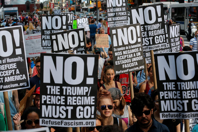 Manifestation à New York le 13 août contre le nationalisme blanc. « Le régime Trump/Pence doit partir », disent les pancartes.