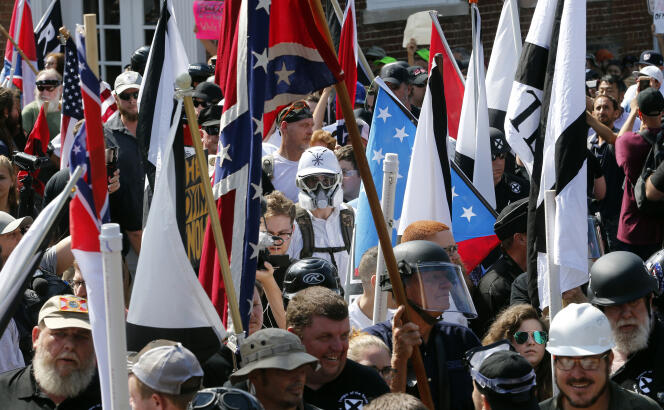 Défilé de supémacistes blancs et de néonazis, à Charlottesville, en Virgnie, samedi 12 août.