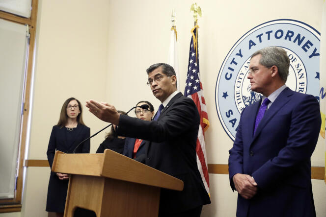Le procureur de Californie, Xavier Becerra, et celui de la ville de San Francisco, Dennis Herrera (à droite), à San Francisco le 14 août.