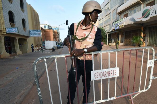 Ouagadougou, le 15 août. Un membre des forces de sécurité, après l’attentat d’un café-restaurant du centre de la capitale du Burkina Faso qui a eu lieu le 13 août.
