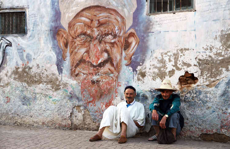 « Maintenant, les murs racontent notre histoire », sourit un vieillard adossé à une façade taguée de Casablanca.