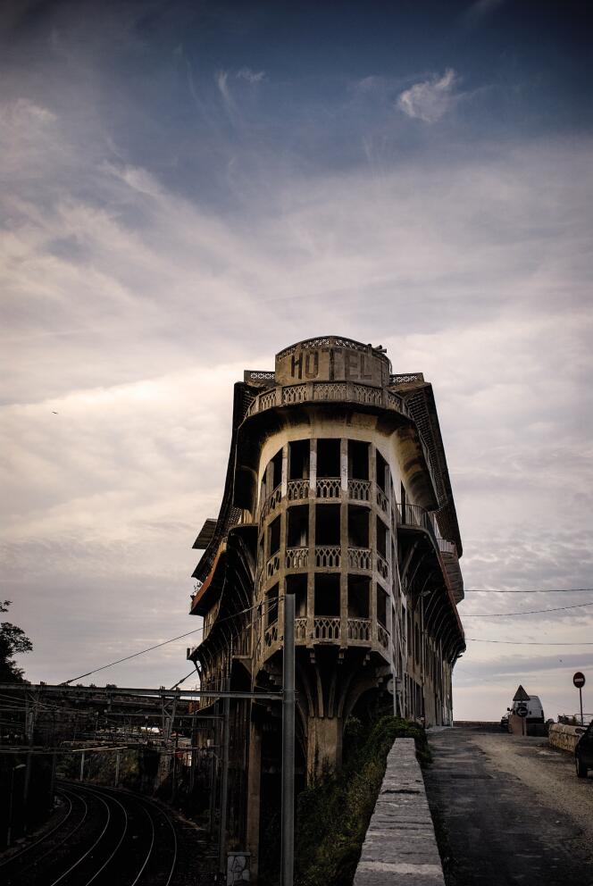 Situé en bord de rails, l’Hôtel Belvédère du Rayon Vert, imaginé par Léon Baille, était une halte huppée, avant de passer la frontière espagnole, au début des années 30. Oublié et désafecté, il accueille chaque année un festival de cinéma.