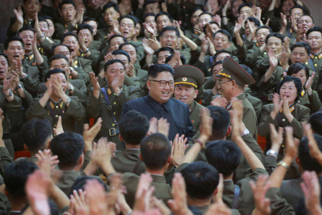 Une image diffusée le 15 août par l’agence centrale de presse nord-coréenne montre Kim Jong-un et l’armée populaire de Corée.