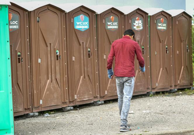 Dix toilettes mobiles et cinq robinets ont été installés route de Saint-Omer, à côté des locaux du Secours catholique.