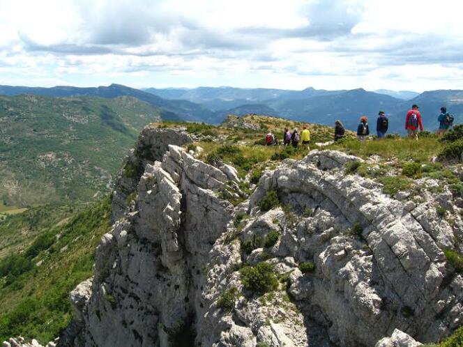 Des marcheurs jeûneurs dans les paysages minéraux de la Drôme provençale.