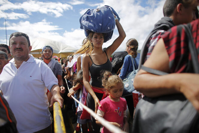 Des Vénézuéliens patientent à la frontière avec la Colombie, à San Antonio del Tachira, en juillet  2016.