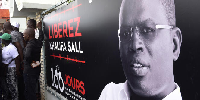 Une affiche demandant la libération du maire de Dakar, Khalifa Sall, le 31 juillet 2017, au Sénégal.