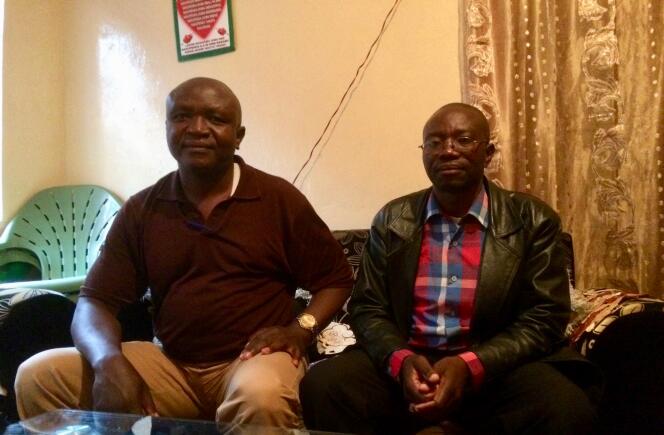 Guillaume Matabaro (à gauche) et son ancien collègue John Namegabe ont conduit les négociations avec le numéro deux mondial de la bière pour obtenir réparation après leur licenciement en pleine guerre à Bukavu.