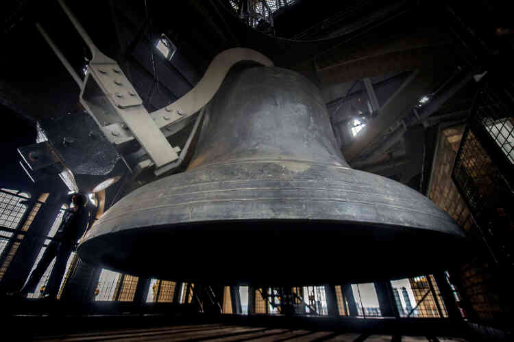La cloche principale est fissurée depuis 1859 : après sa mise en service, elle fut endommagée par le marteau qui frappait les heures. S’il fut remplacé par un autre, plus léger, la cloche, lourde de plus de 13 tonnes, n’a jamais été remplacée.
