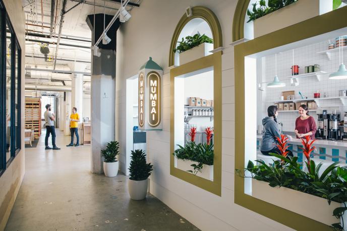 Au 3e étage du siège de Airbnb, à San Francisco, une cantine recrée l’ambiance d’un café de Bombay.