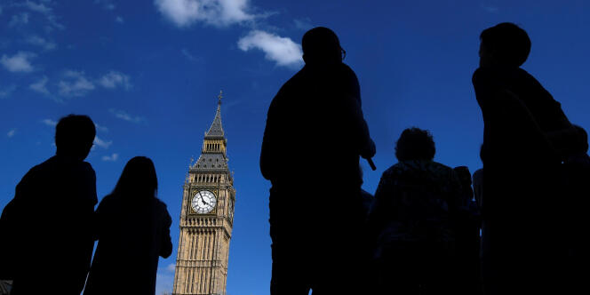 La tour Elizabeth du palais de Westminster abrite Big Ben, nom de la cloche qui sonne tous les quarts d’heure.