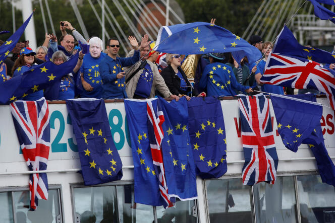 Des manifestants anti-Brexit brandissent des drapeaux anglais et européens sur la Tamise, près du Parlement, à Londres, samedi 19 août.