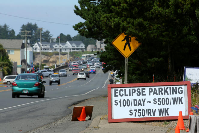 A Depoe Bay, dans l’Oregon, dimanche 20 août, les places de parking pour voir l’éclipse s’arrachent à prix d’or.