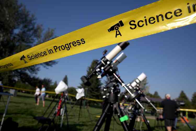 Des astronomes amateurs ont installé des caméras et des télescopes au South Mike Sedar Park, à Casper (Wyoming).