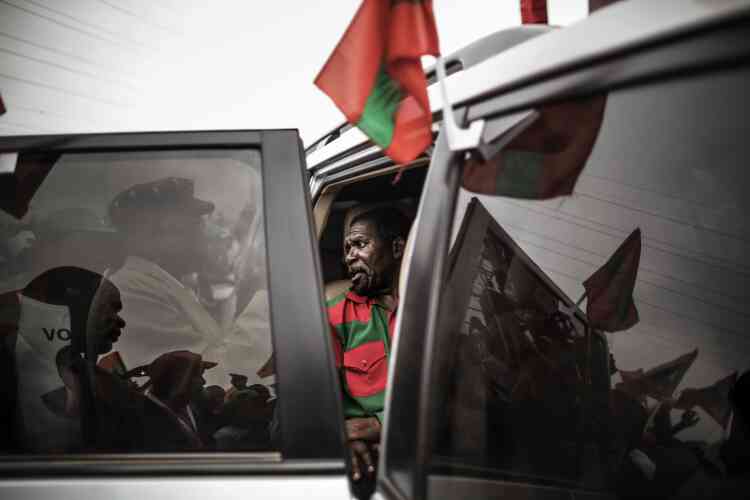 Le candidat de l’Unita, Isaias Samakuva, s’adresse à ses supporteurs dans les rues de Luanda, le 21 août.  Plus libéral que son adversaire Joao Lourenço, il veut notamment « diversifier l’économie » en favorisant « les investissements étrangers » dans d’autres secteurs que le pétrole.