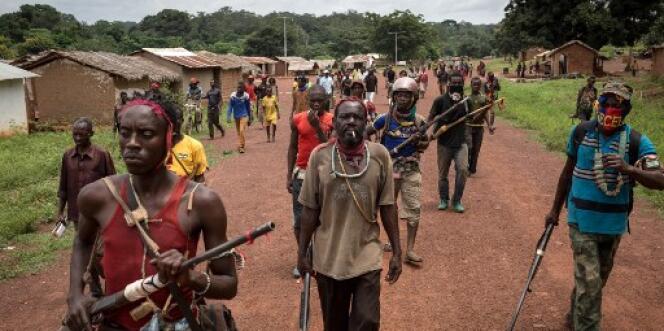 Des miliciens anti-balaka à Gambo, dans le sud-est de la Centrafrique, le 16 août 2017.