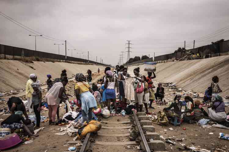 Pendant les élections, la vie continue. Une vie difficile : plus de la moitié des 18 millions d’Angolais vivent dans une grande pauvreté avec moins de 2 dollars par jour. Ici, des femmes n’ont pas d’autre lieu pour vendre leurs produits que les rails du train. Luanda, 22 août 2017.