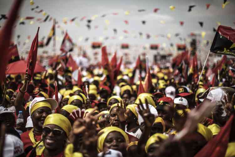 Des supporteurs du favori Joao Lourenço, du MPLA, parti au pouvoir, défilent dans les rues de Luanda le 19 août. « Je vais poursuivre le travail du président camarade Dos Santos pour un futur meilleur », a-t-il déclaré.
