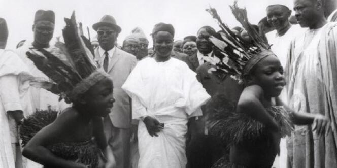 Le premier président du Cameroun, Ahmadou Ahidjo (au centre), à Yaoundé, lors de la campagne présidentielle de 1970.