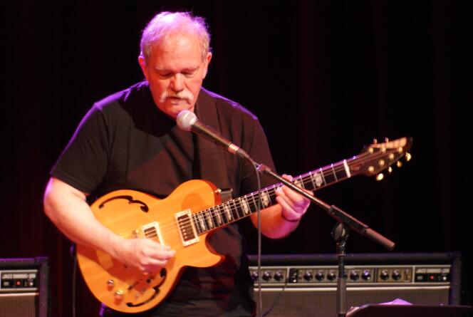 Le guitariste John Abercrombie en concert à Nice en 2008.