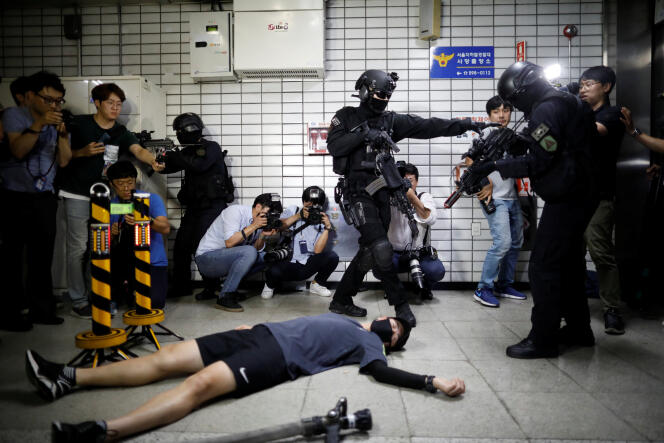 Des membres de la « Special Weapon and Tactics » (SWAT) prennent part à des exercices antiterroristes à Séoul (Corée du Sud), le 22 août.