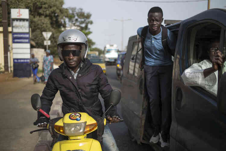 Abba Diatta, journaliste à la radio Zik FM, sillonne la capitale sénégalaise pour informer en temps réel sur l’état du trafic.