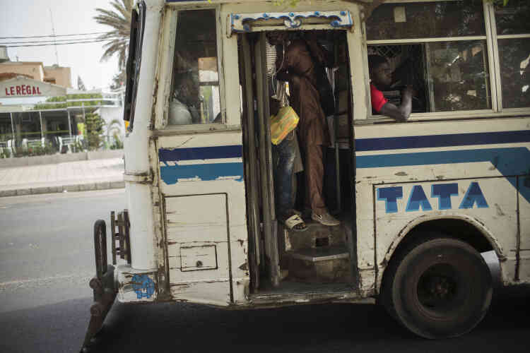 Un bus du constructeur indien Tata, à Dakar, en mai 2017.