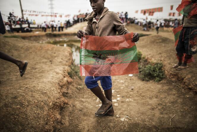 Un Angolais arborant le drapeau du parti d’opposition, l’Unita, à Luanda, le 21 août.