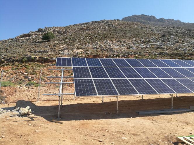 Des panneaux solaires installés sur l’île grecque de Tilos, le 29 juin 2017.