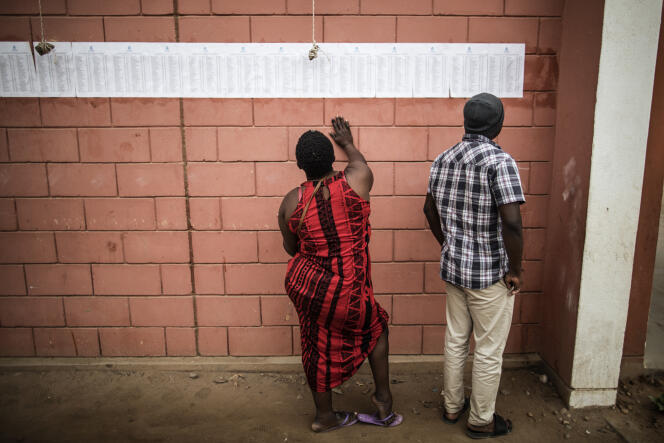 Des électeurs vérifient la présence de leur nom sur les listes d’un bureau de vote à Luanda, la capitale de l’Angola, le 23 août 2017.