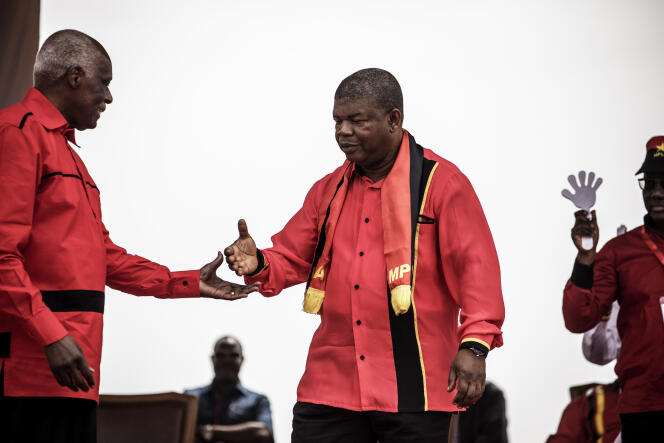 Le président angolais sortant, José Eduardo dos Santos, et le candidat du MPLA, Joao Lourenço, lors du dernier meeting de campagne, le 19 août, à Luanda.