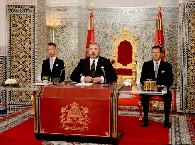 Mohammed VI (au centre), à Tétouan (Maroc), le 29 juillet.