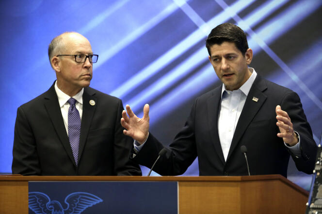Greg Walden et le président républicain de la Chambre des représentants, Paul Ryan, chez Intel à Hillsboro (Orégon), le 23 août.