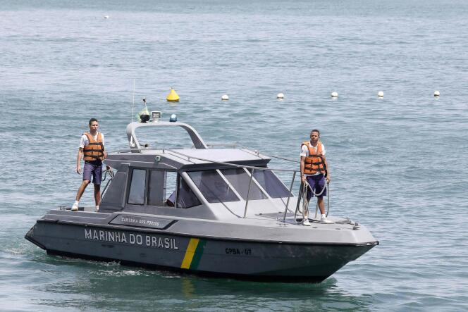 Des secours maritimes à la recherche de naufragés de l’accident d’un ferry qui transportait plus de 130 personnes dans l’Etat de Bahia, dans le nord-est du Brésil.