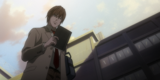 Light Yagami trouve le Death Note – le cahier de la mort.