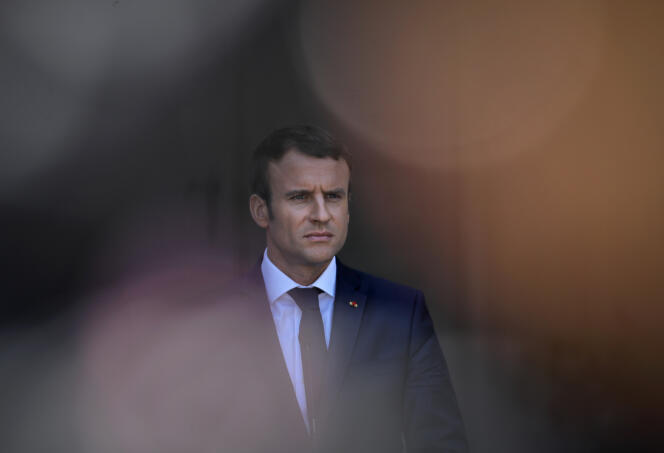 Emmanuel Macron, le 25 avril 2017. Selon Olivier Abel,  le président français « voudrait retrouver cette ligne monarchique qui fait partie de la culture française ».