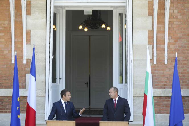 Le président bulgare Roumen Radev (à droite) et le président français, Emmanuel Macron, à Varna, le 25 août.