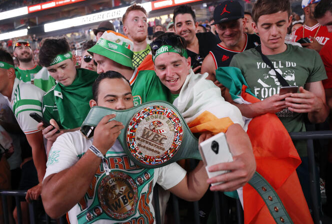 Des fans se photographient avec la « Money Belt » qui sera remportée par le vainqueur du combat, à Las Vegas (Nevada) le 25 août.